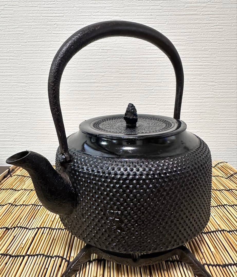 未使用品　成龍堂鋳造所 日本伝統工芸士 及川　齋（齋峰)造２２型アラレ　南部鉄瓶