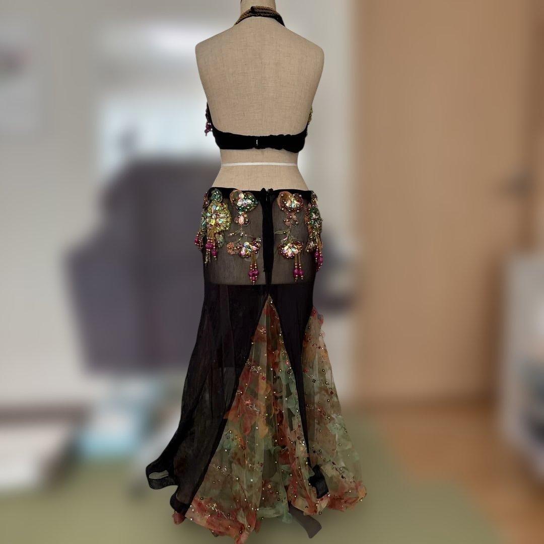 黒地にグリーン、オレンジを施したベリーダンスセットアップ