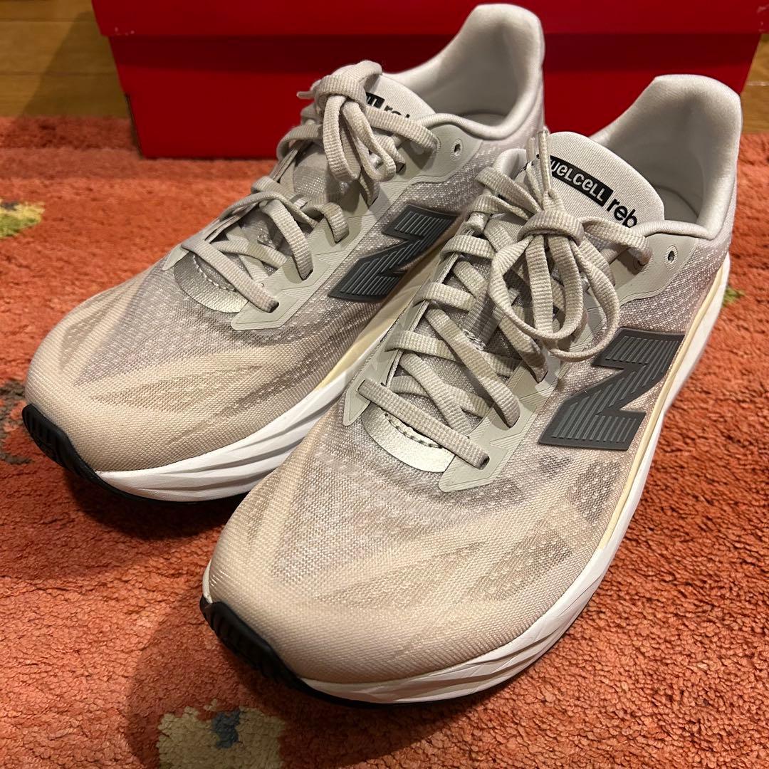 美品 ニューバランス FuelCell Rebel v5 サイズ26.5㎝