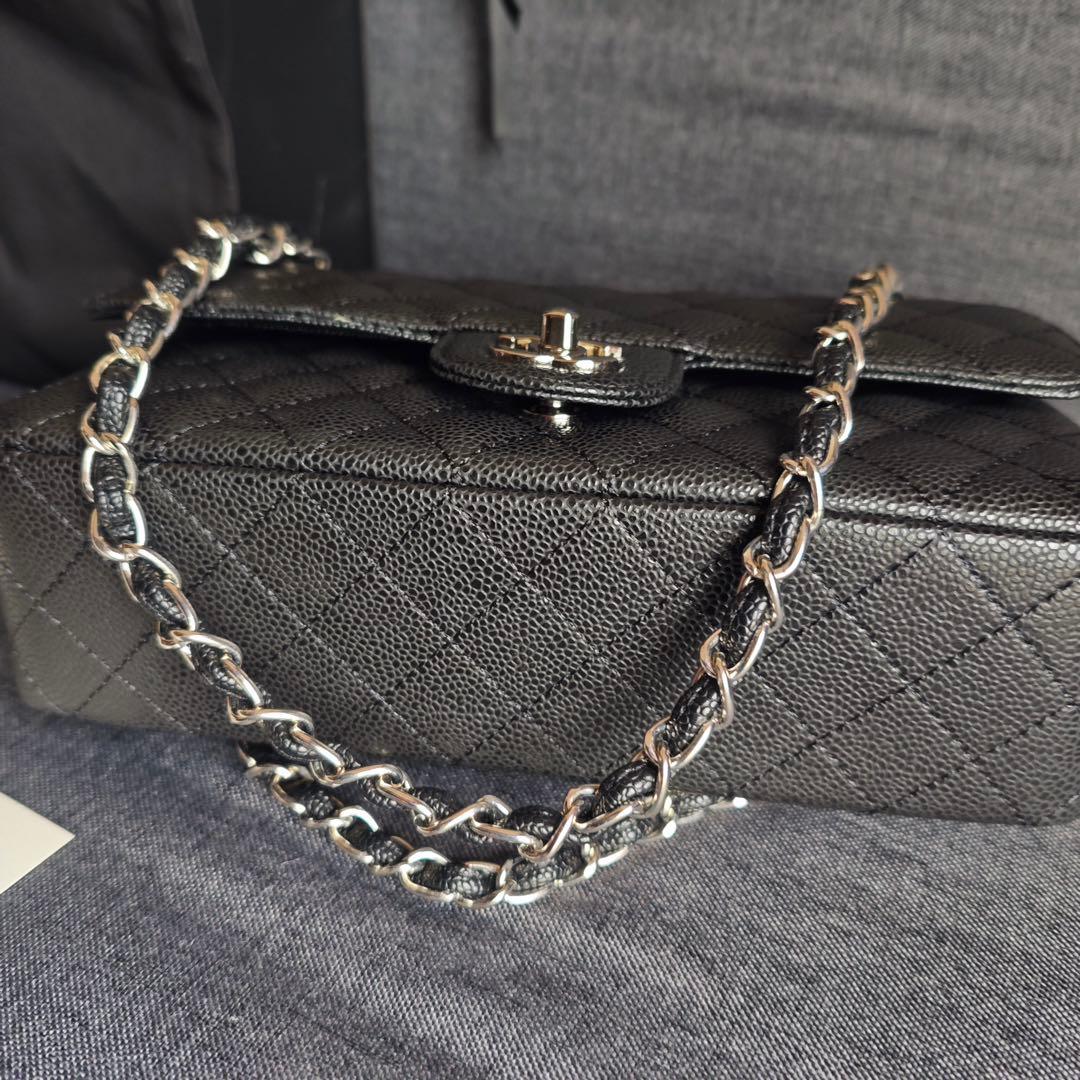 キルティングデザインのブラックレザーショルダーバッグ、シルバーチェーン付き。