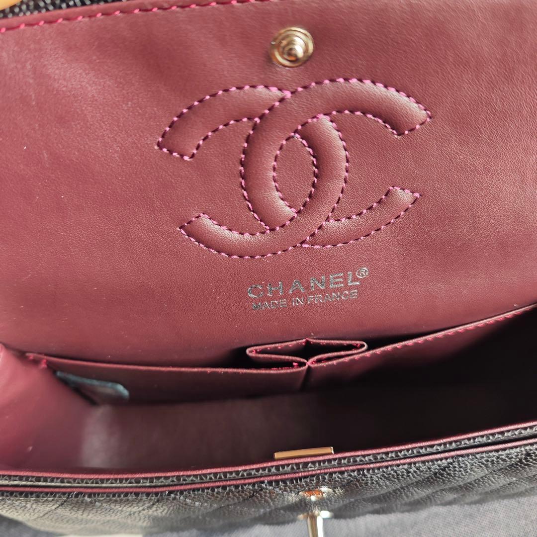 キルティングデザインのブラックレザーショルダーバッグ、シルバーチェーン付き。