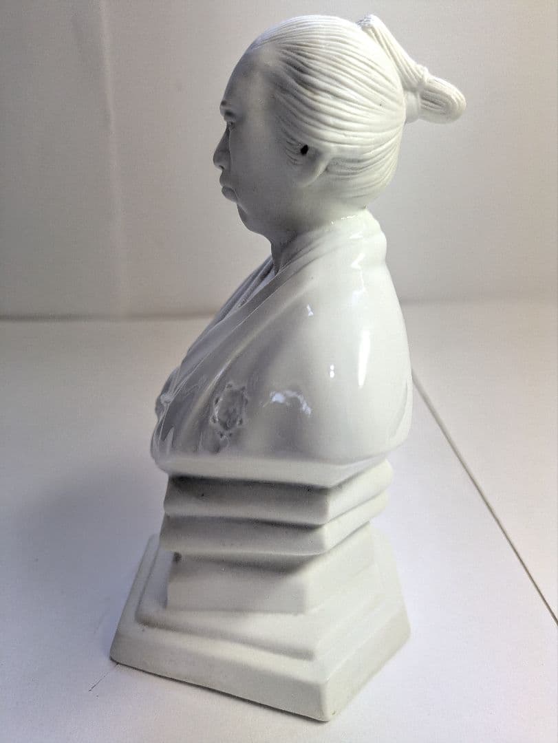 有田焼、十二代酒井田柿右衛門、『白磁坂本龍馬胸像』、銘有、箱無