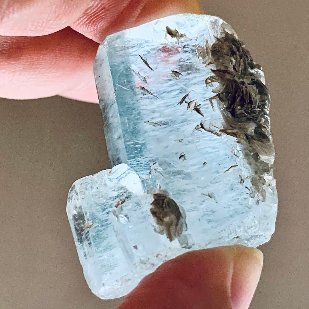 透明感と存在感あるアクアマリン柱状標本/モスコバイト付き