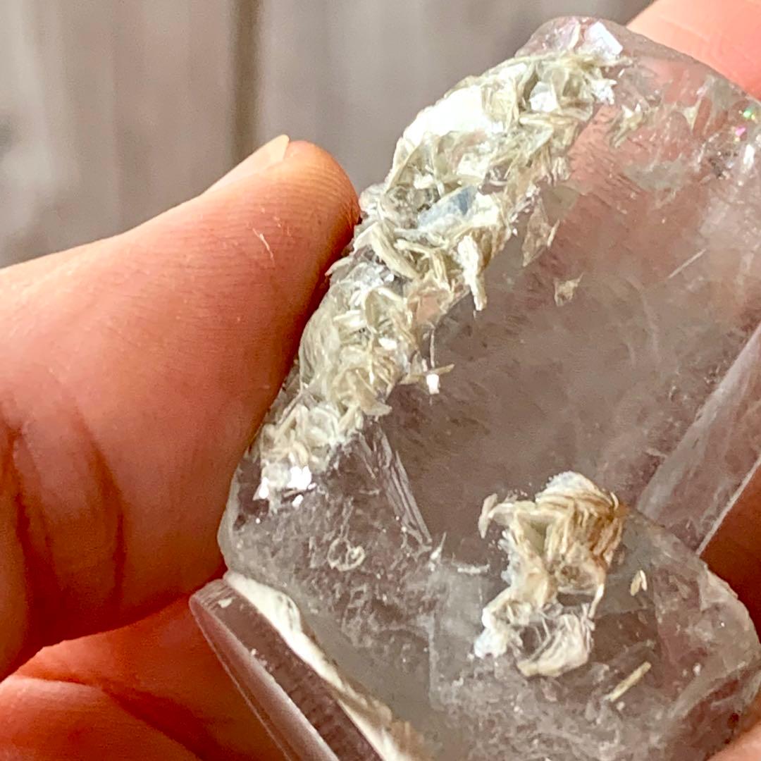 透明感と存在感あるアクアマリン柱状標本/モスコバイト付き