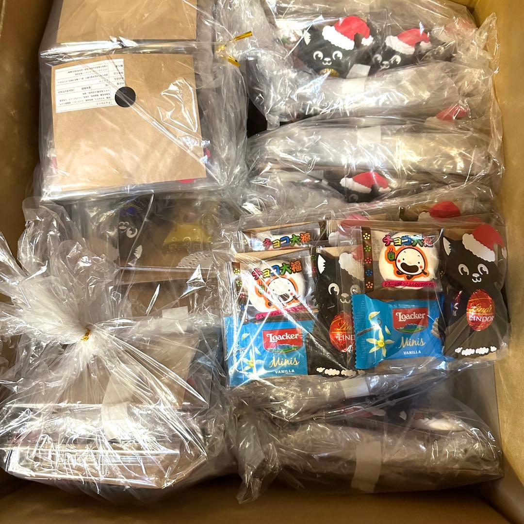 ★サンタ帽子の黒猫ちゃん★クリスマスお菓子プチギフト　リンドール　ゴディバ