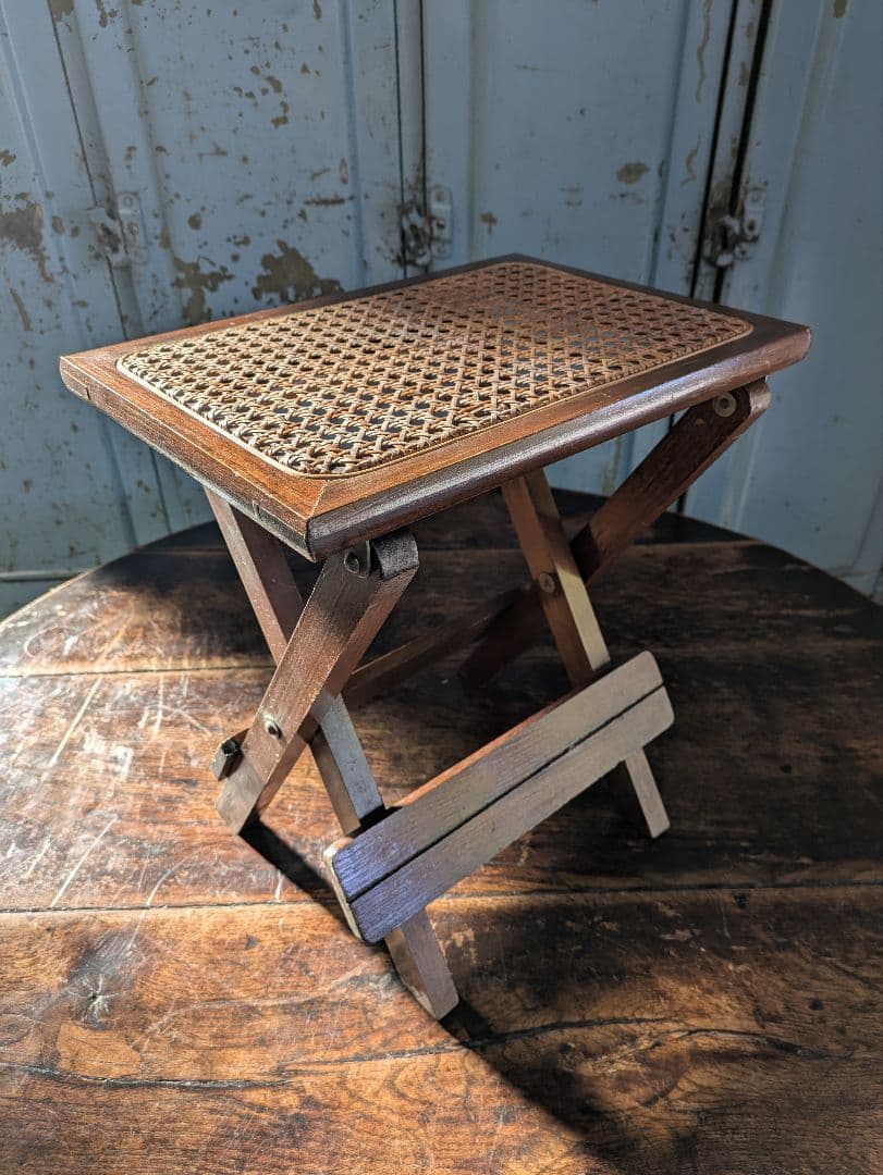 折りたたみ椅子　折りたたみスツール　飾り台　サイドテーブル　木製　レトロ　籐製