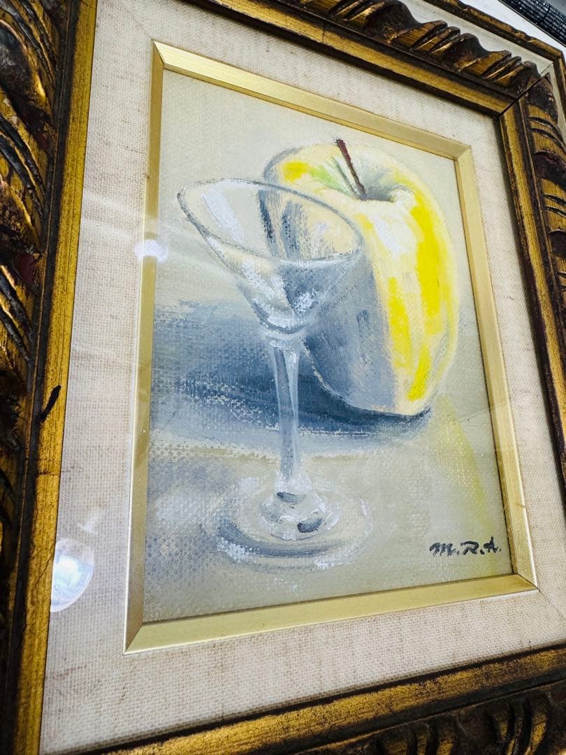 リンゴとカクテルグラスの油彩画