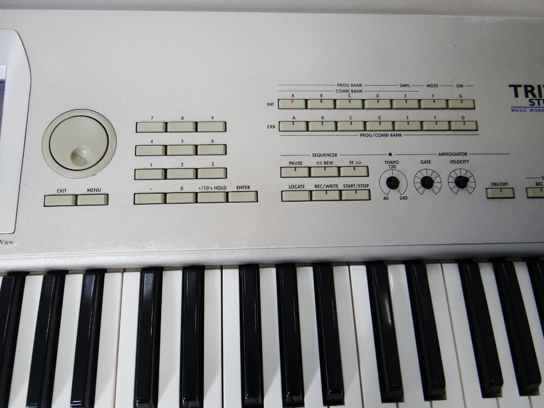KORG Triton studio 動作確認済　ハードケース付