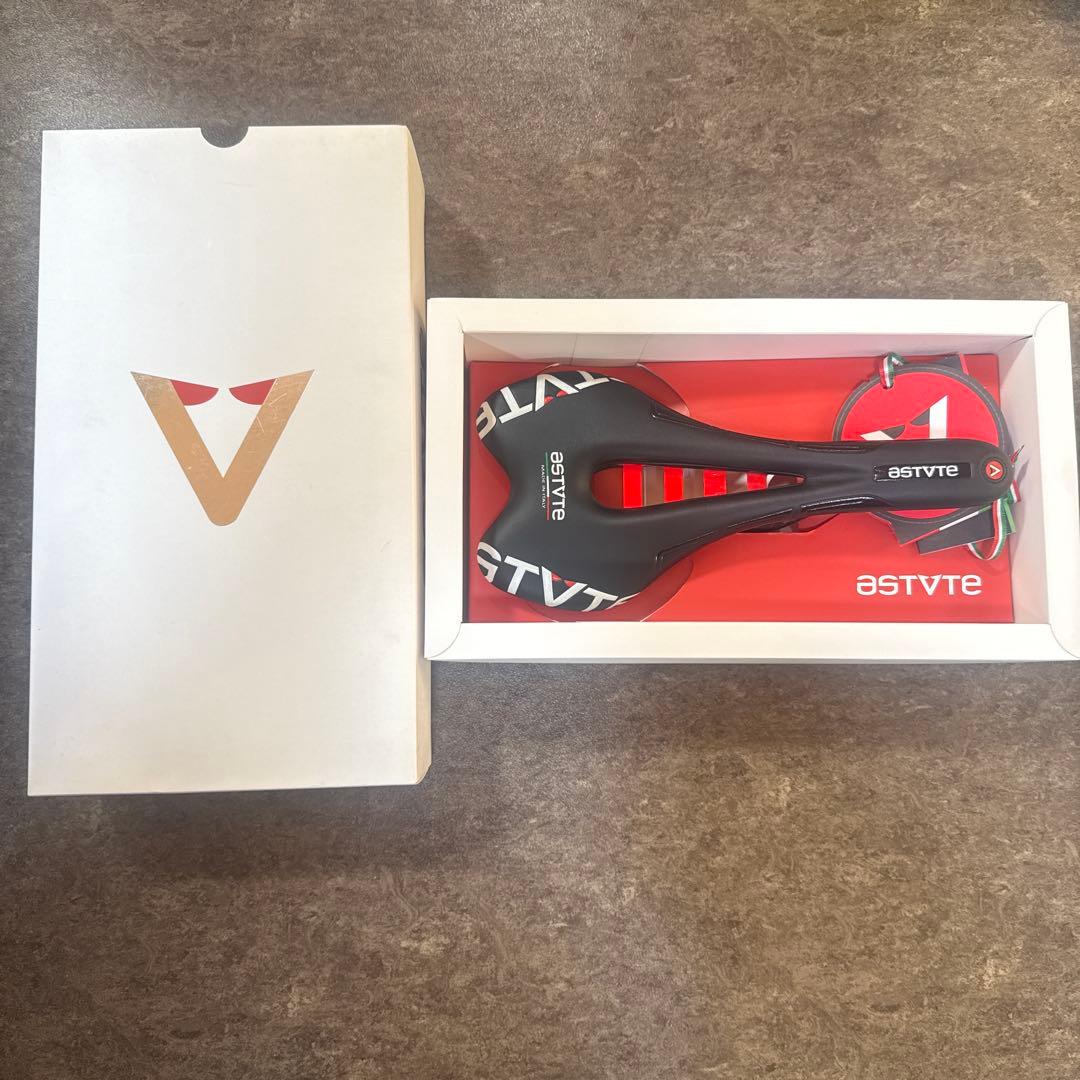 ASTUTE （アスチュート）SKYLITE VT3.0カーボ ソレールサドル