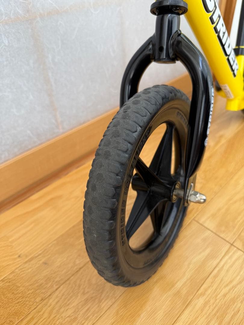 ダーン様⭐︎ストライダー　スポーツ　12インチ　黄色　ヘルメット付き