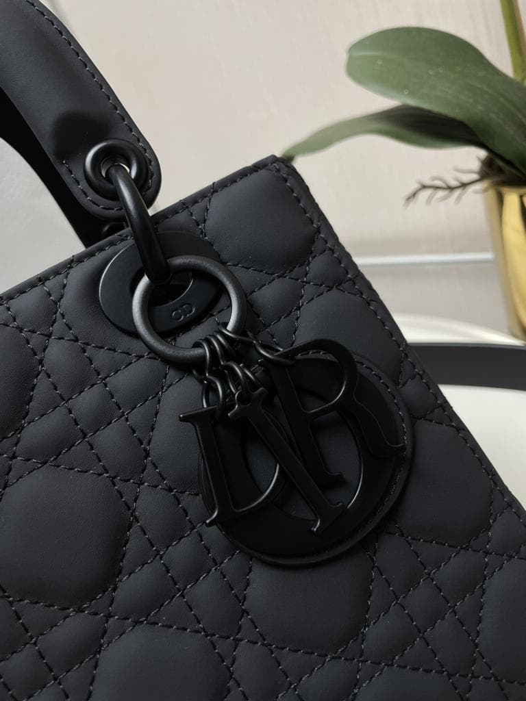 極美品ブラックキルティングショルダーバッグ~~