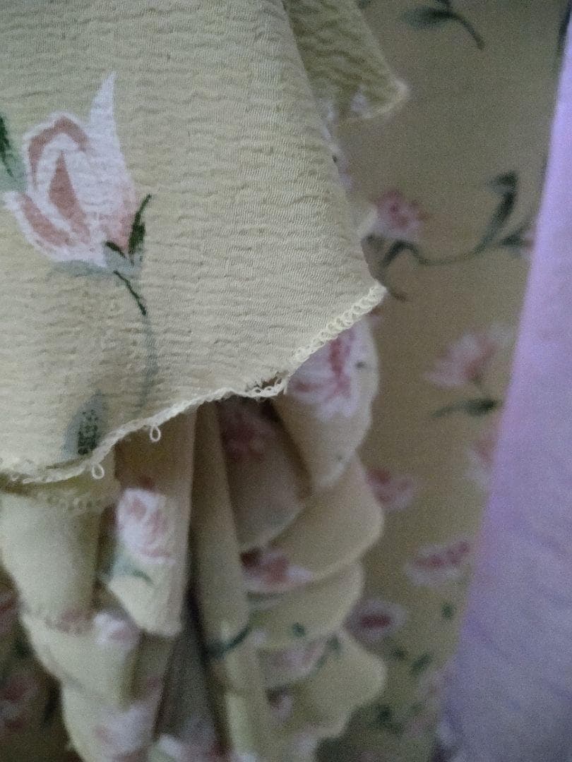 ハンドメイドフラメンコ衣装　やわらかな薄い緑に花縦フリル　優しい印象の一枚