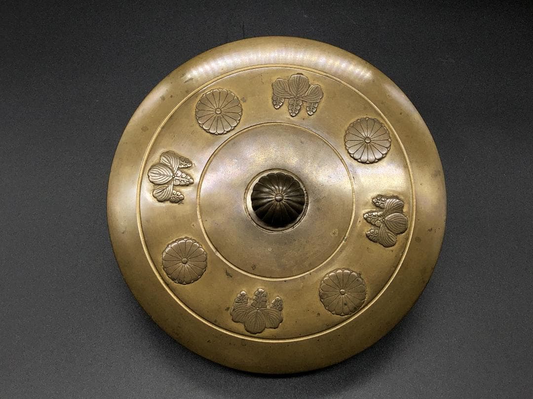 【 皇室献上茶道具 】 水指　十六弁八重表菊・五七桐文　高肉手彫り