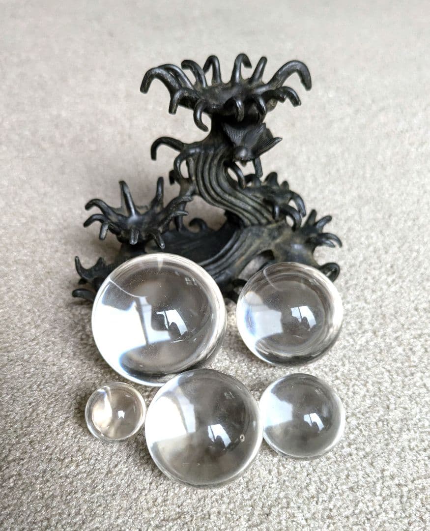 クリスタルボールのアートオブジェ