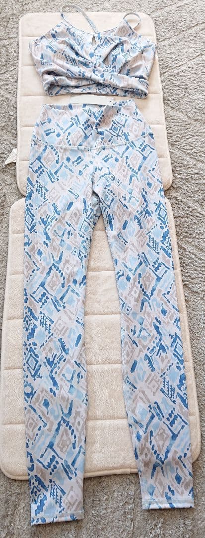 新品 ジュリエ おしゃれなアート柄 上下セット