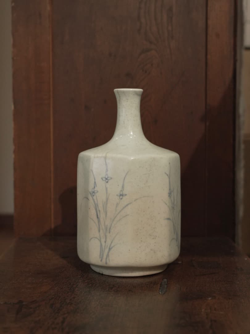 李朝染付　秋草紋　面取徳利　白磁　花瓶　Q1220