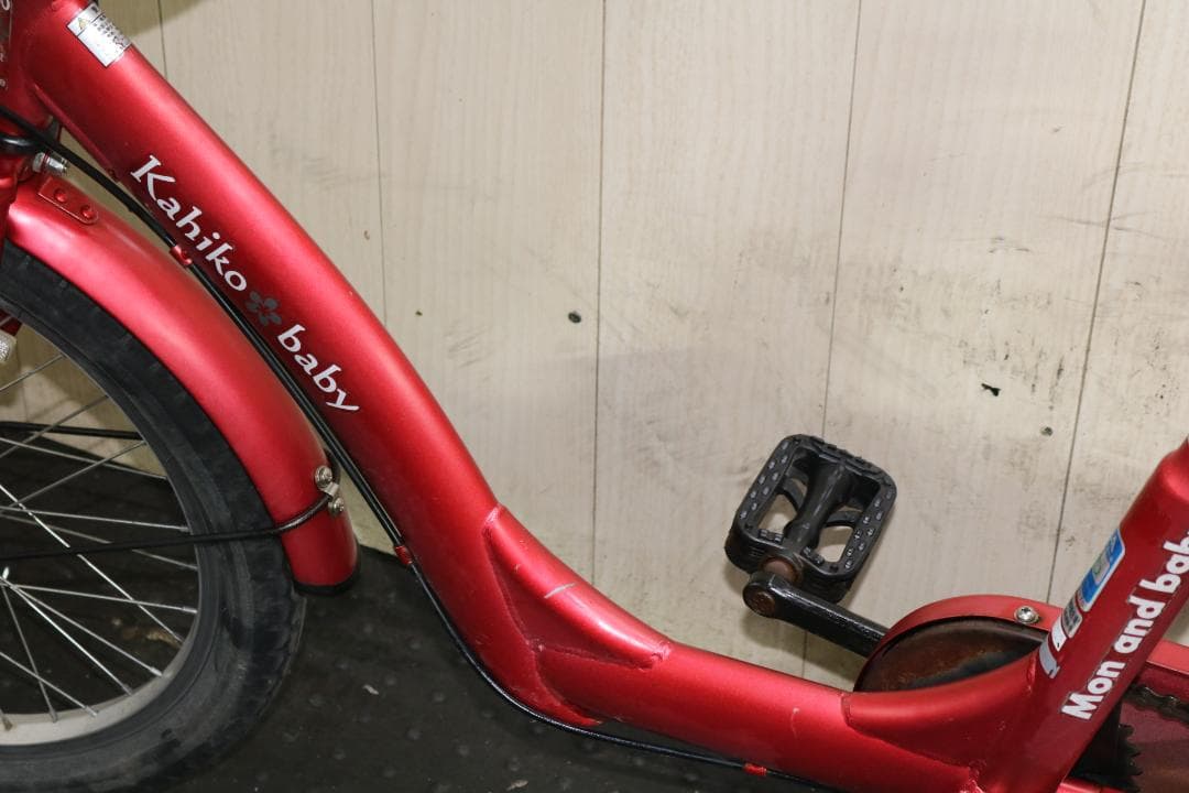 赤いシティサイクル チャイルドシート付き