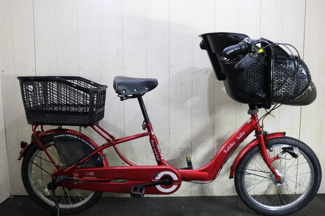 赤いシティサイクル チャイルドシート付き