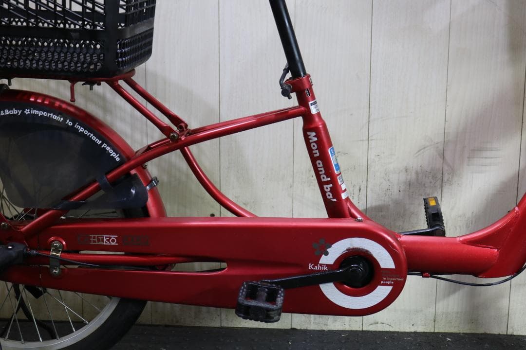 赤いシティサイクル チャイルドシート付き