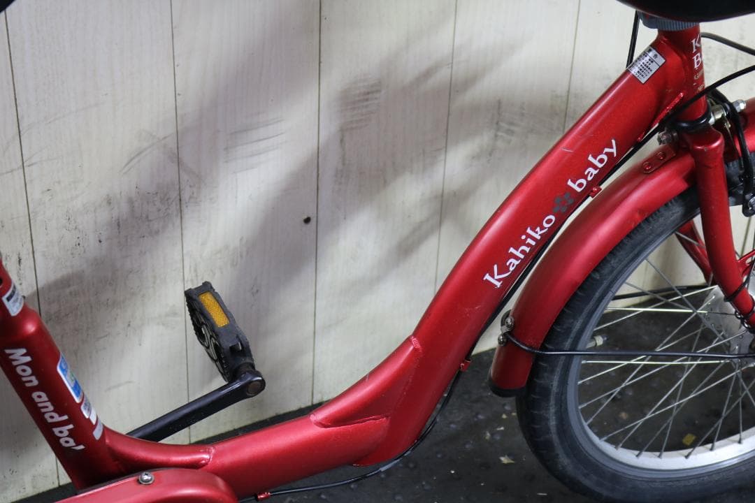 赤いシティサイクル チャイルドシート付き