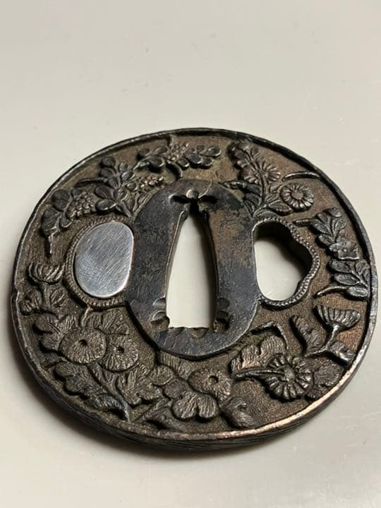 日本刀　鍔　銅　銀象嵌　菊の柄
