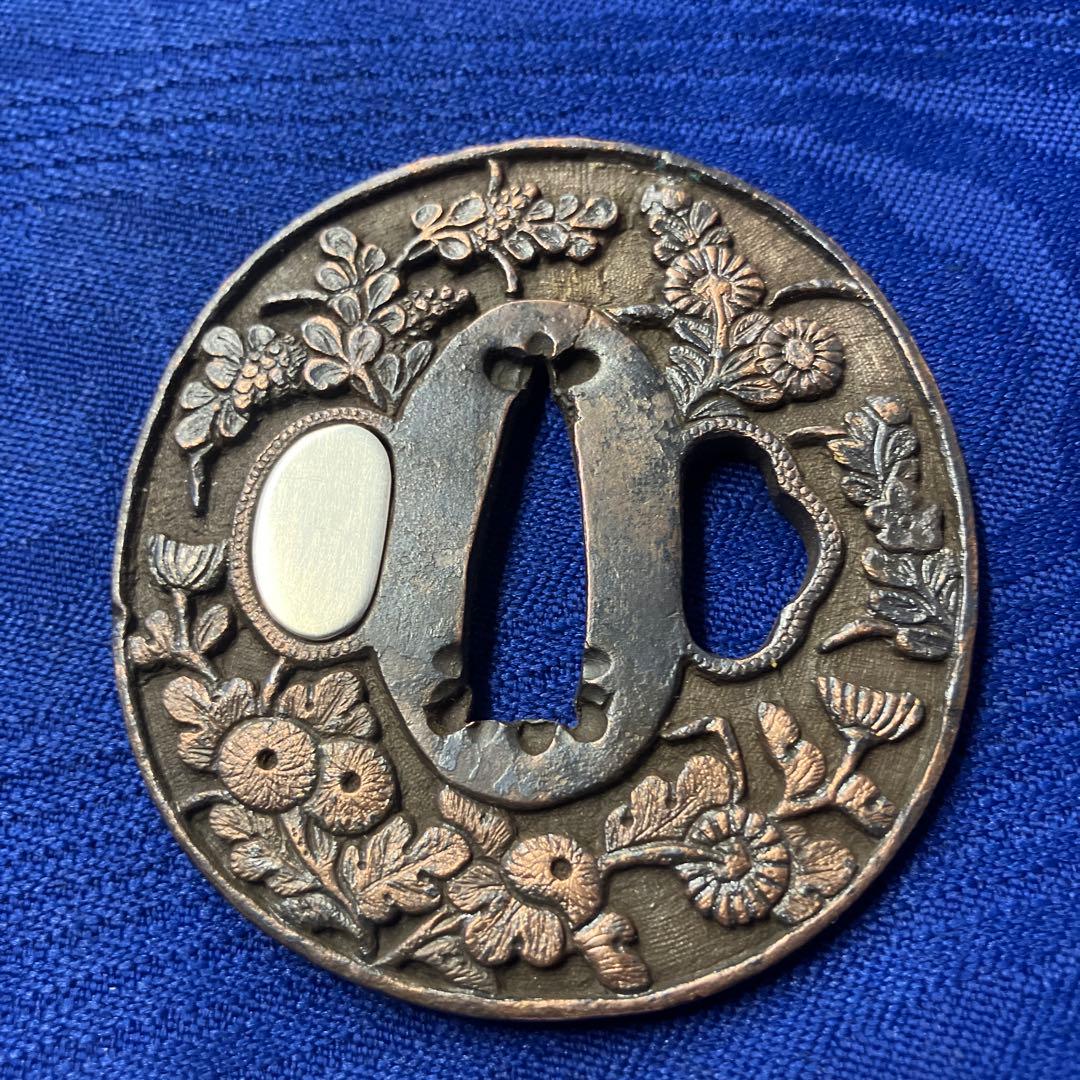 日本刀　鍔　銅　銀象嵌　菊の柄