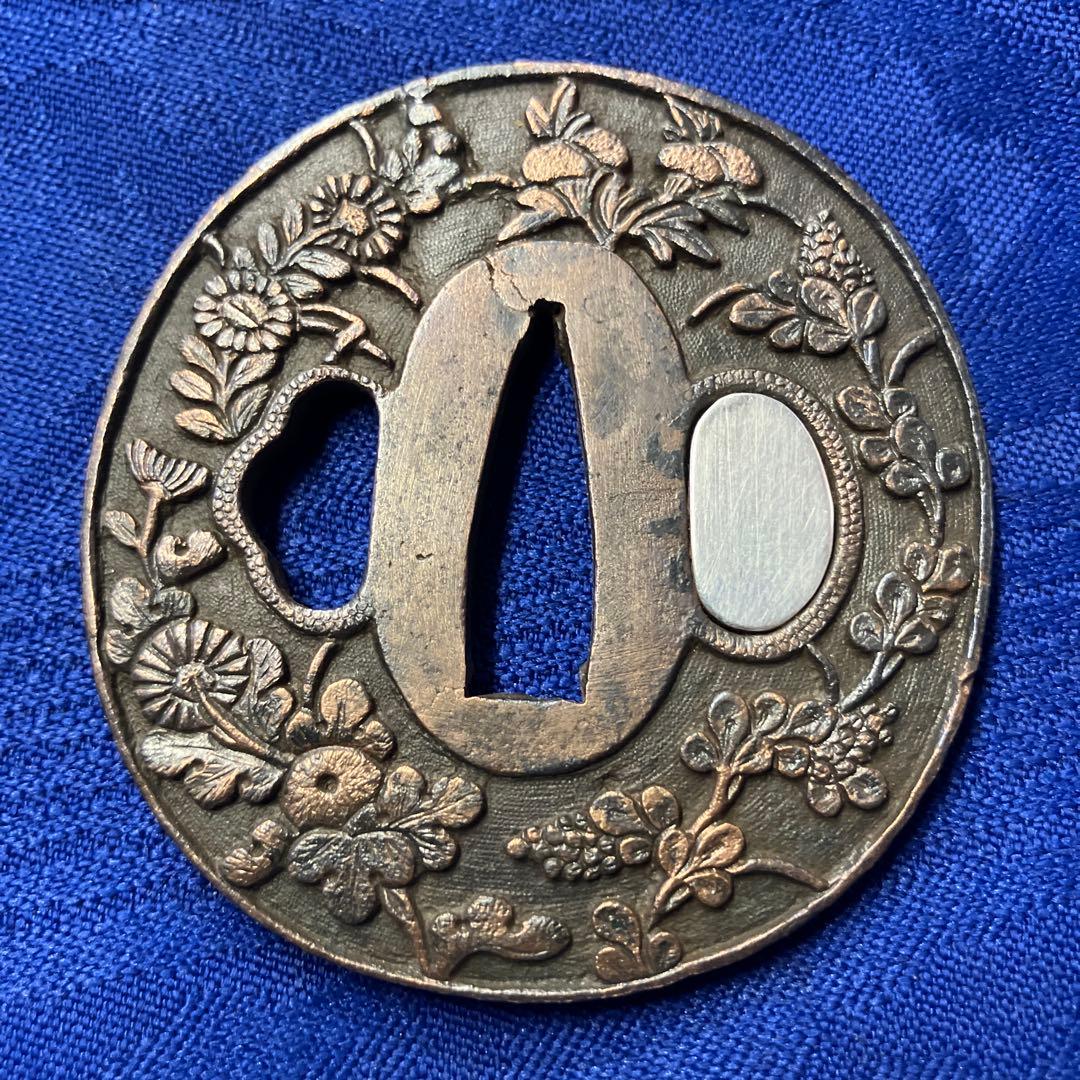 日本刀　鍔　銅　銀象嵌　菊の柄