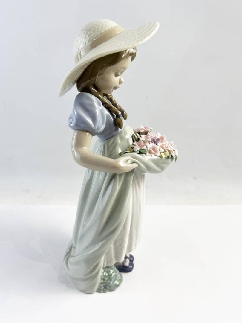 美品 LLADRO リヤドロ フィギュリン 陶器 6756 たくさん摘めたよ