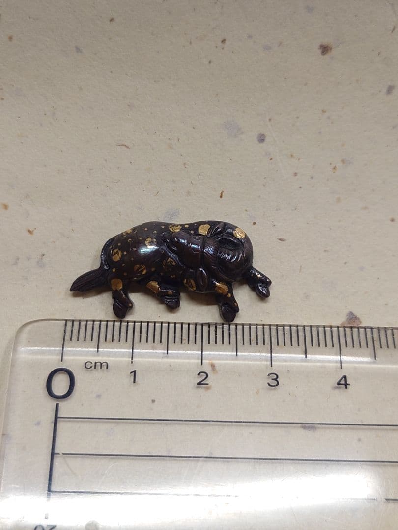 目貫、赤銅地に水牛図