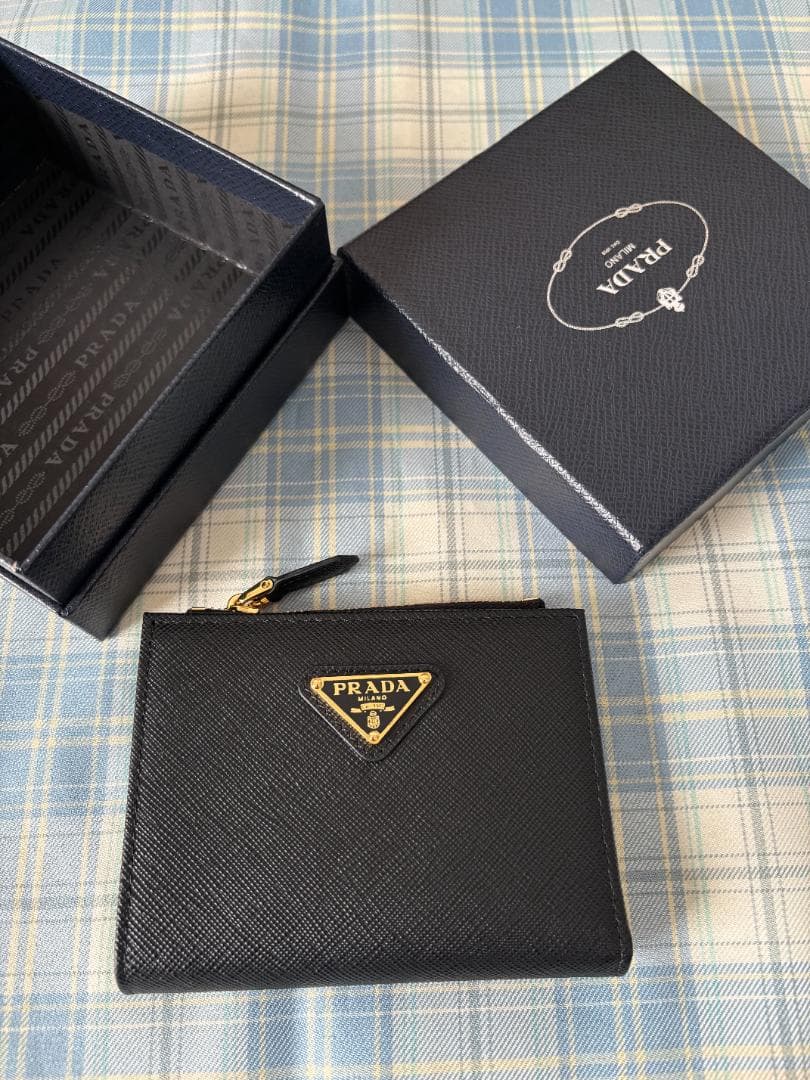 【大人気】Prada 二つ折り財布/箱付き