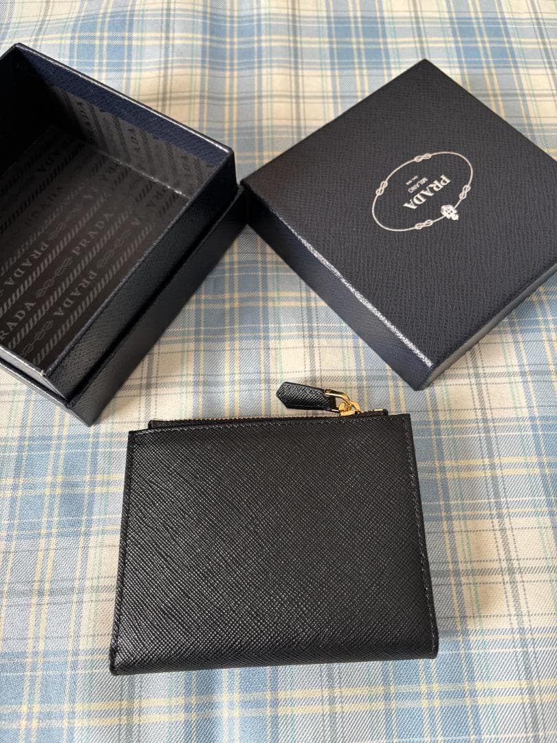 【大人気】Prada 二つ折り財布/箱付き