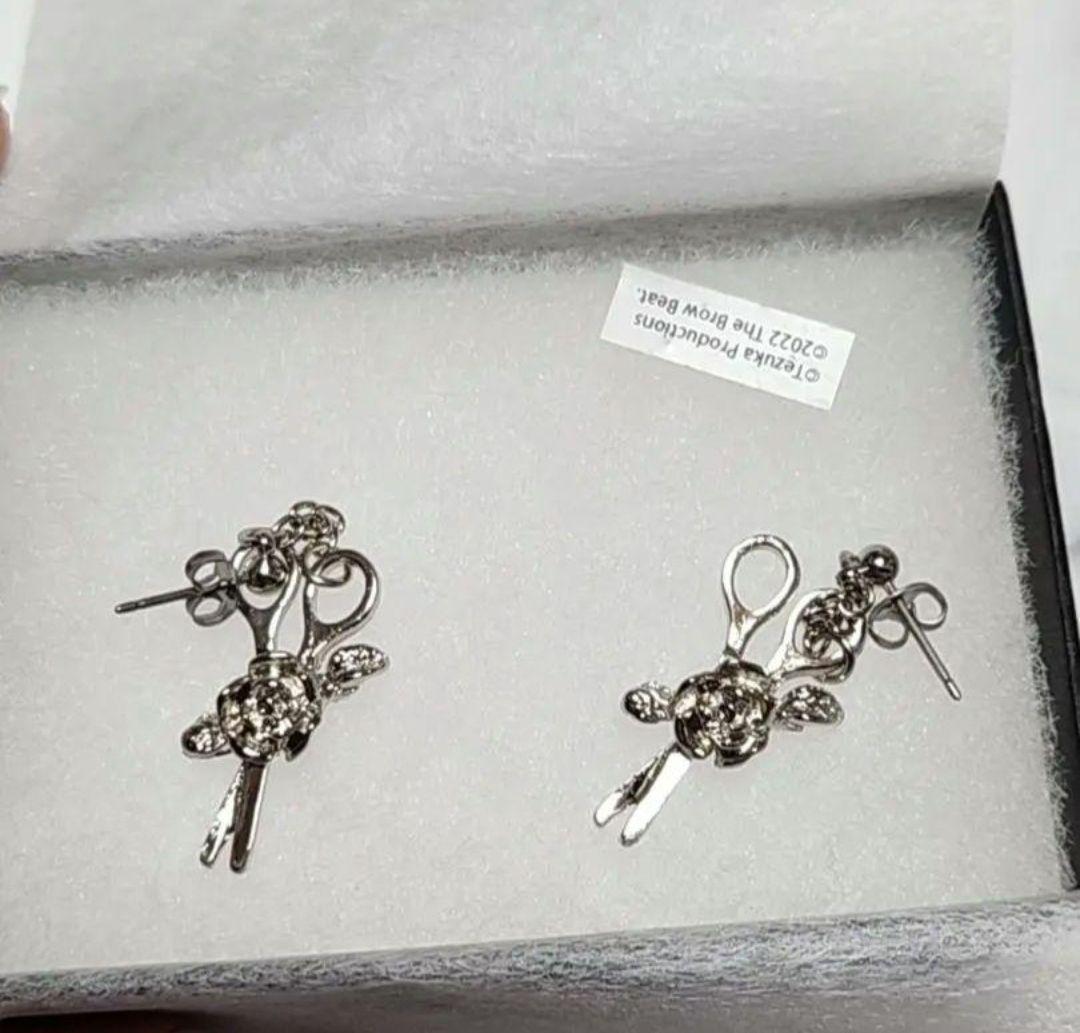 The Brow Beat：ポーチ・コラボピアス・モバイルバッテリー