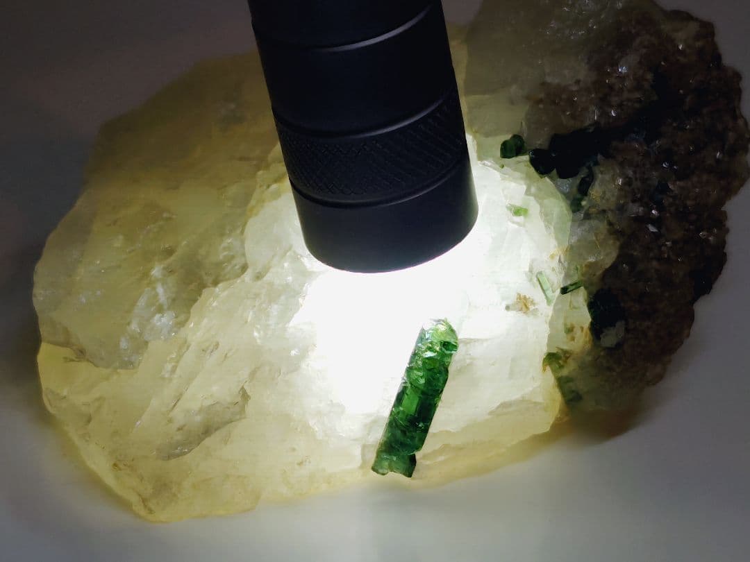 トルマリン 334g クォーツ 水晶 原石 鑑賞石 自然石 誕生石 鉱物 水石