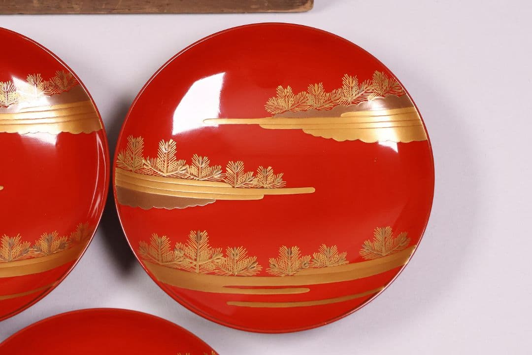 【CM228】木製漆器 若松と梅 金蒔絵 朱塗 引盃 五客 天然木 盃 杯 懐石