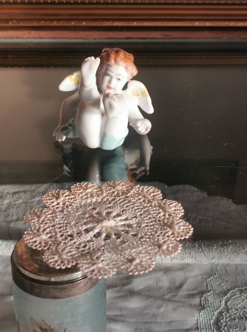 アンティークドイツポーセリン でんぐり返し子供天使 造形美フィギュリン レース付