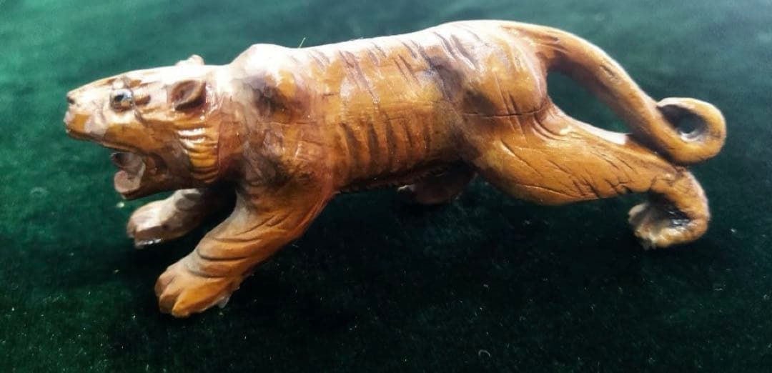 黄楊木の一刀彫り達磨置物。自然木置物。龍置物。黄楊木の一刀彫り虎（2頭）