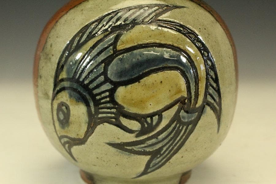 萬屋焼 やちむん 金城一門 魚紋 一輪挿し 花瓶 在銘(メ1285)