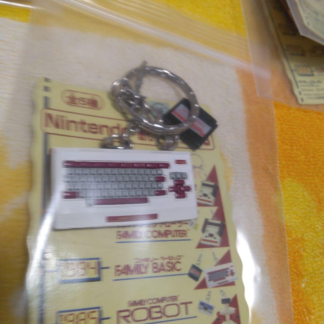 任天堂　ファミコン歴代ハード　キーホルダー 全5種セット　＋1