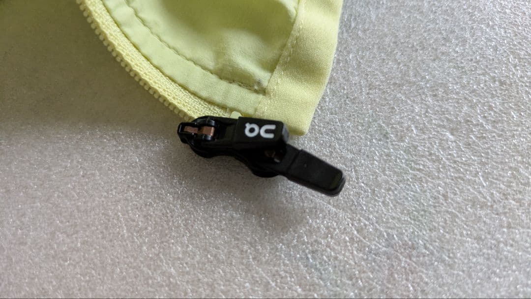 On　ランニングジャケット　ヘイ