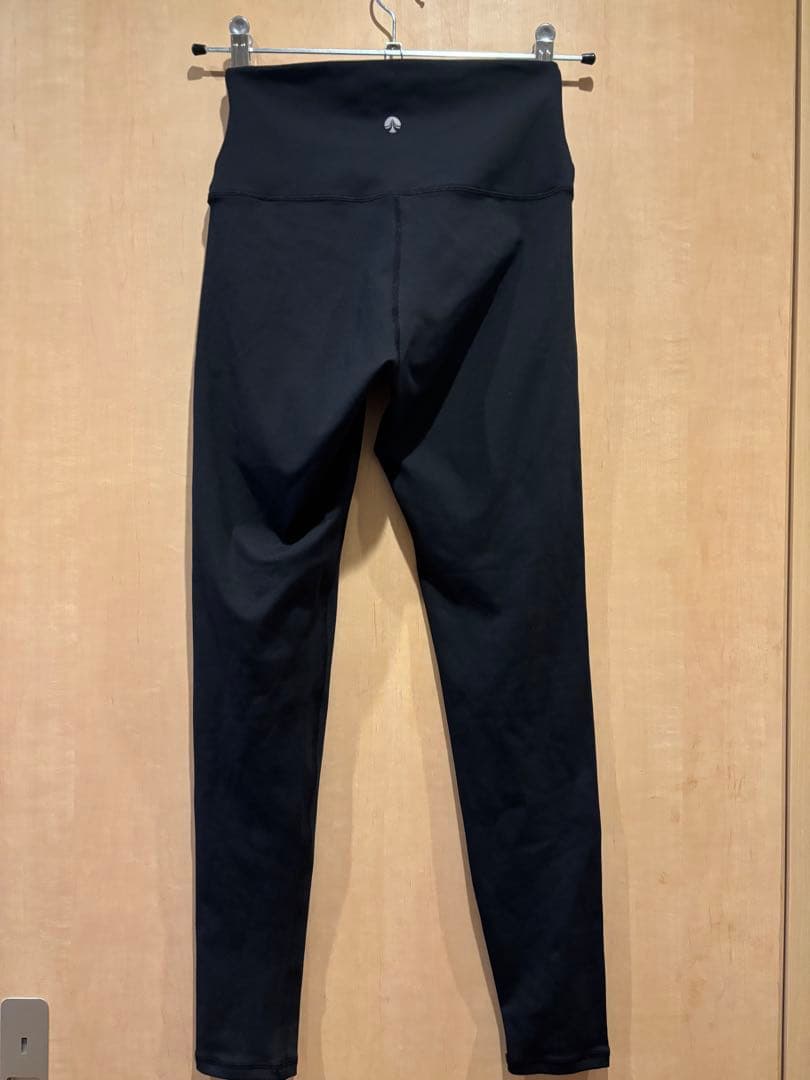 長袖ブラトップス、レギンス2着、ピラ靴下、ヨガラグの5点セット