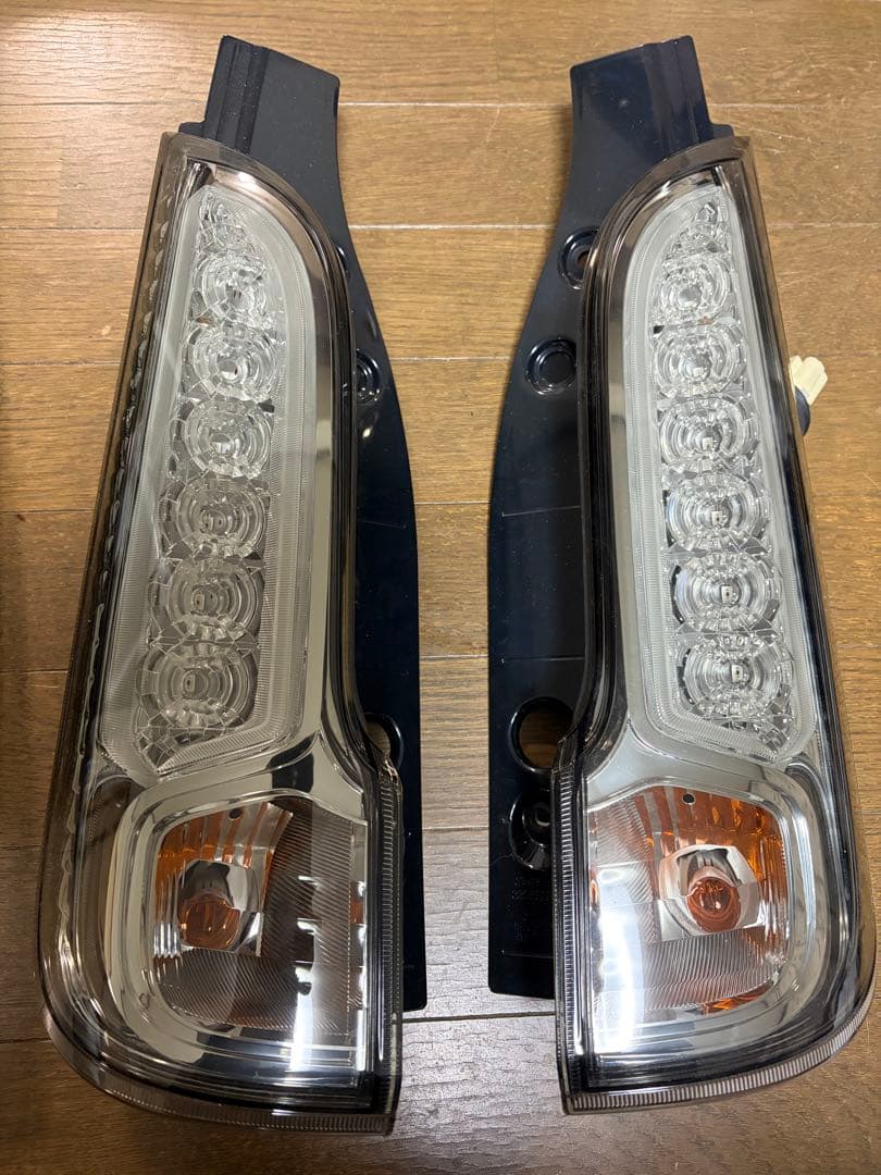 スペシア純正テールランプ