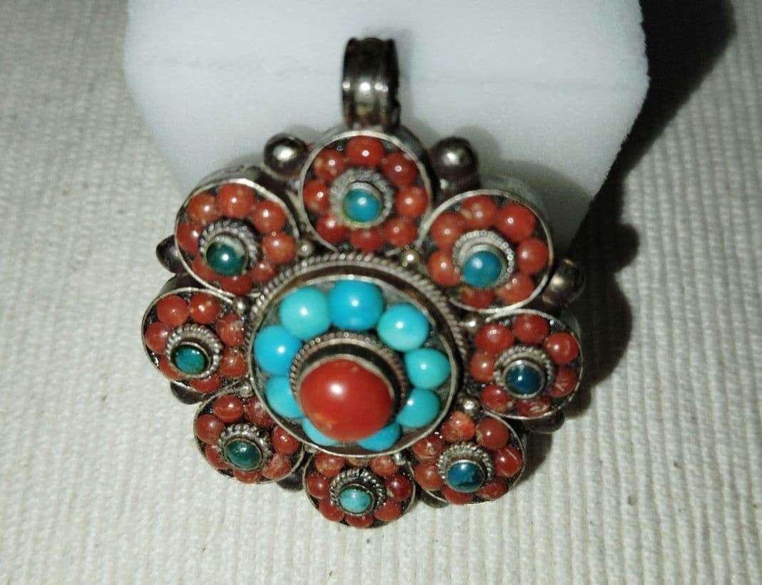 アンティーク　ターコイズと山サンゴのお守りペンダントトップ　ブローチにも