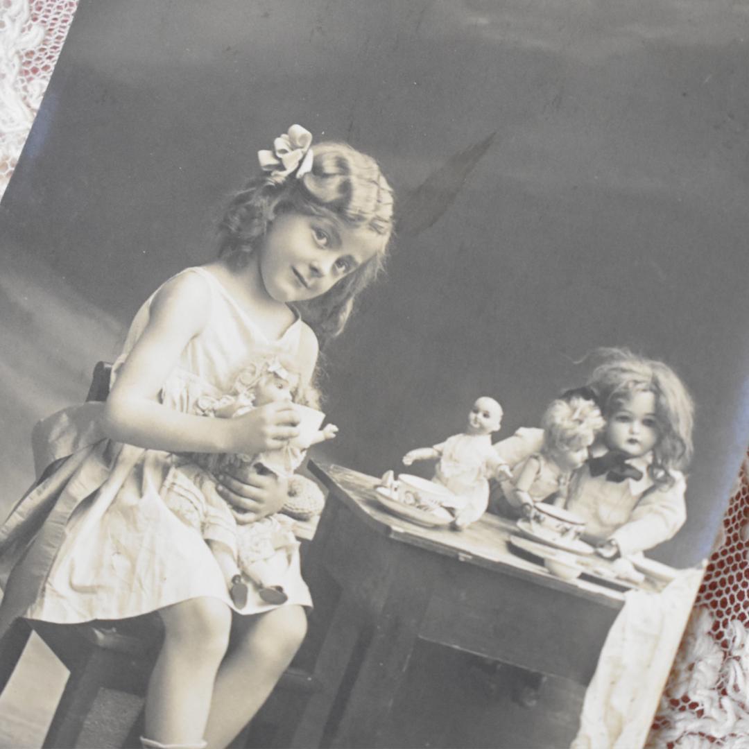 *アンティークポストカード　お人形と猫さんとティータイムの可愛い少女