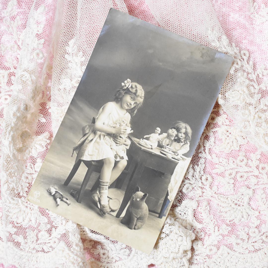 *アンティークポストカード　お人形と猫さんとティータイムの可愛い少女