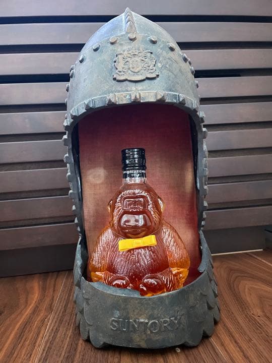 サントリー　兜型ボトルディスプレイ