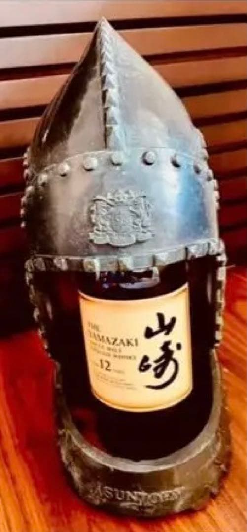 サントリー　兜型ボトルディスプレイ