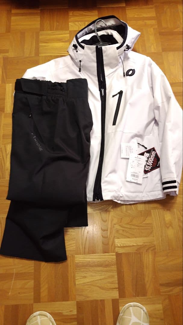 ONYONE ホワイトスキーウェア 25年モデル新品未使用 パンツは2回使用
