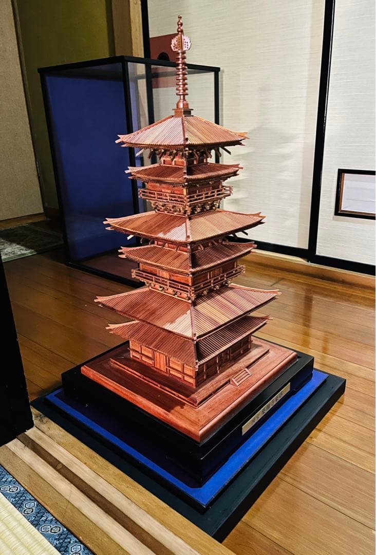 【大幅お値下げ再開】専門家が組み立てた専用ガラスケース付国宝薬師寺東塔の木製模型