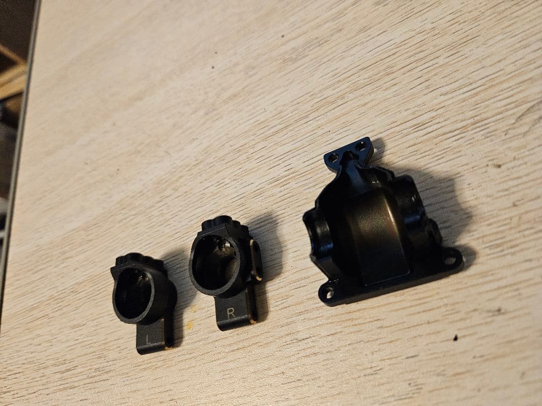 ヨコモ　真鍮　リヤハブキャリアとギヤボックスの後ろふた