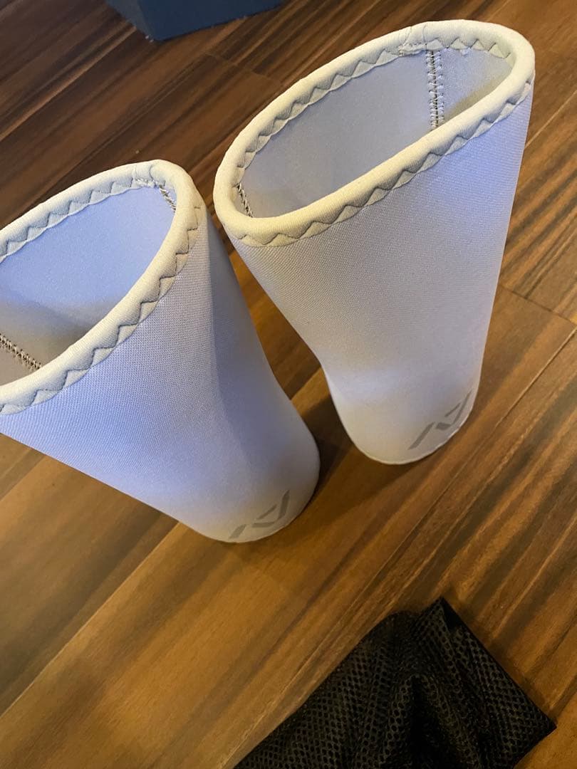 A7 ホログラス　ニースリーブ　ロジャーモーティス　ユニセックス　Mサイズ 白